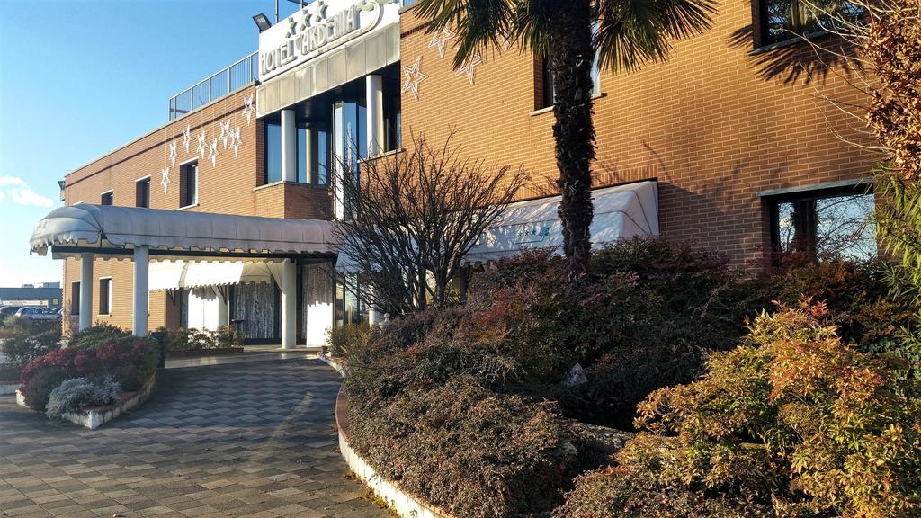 Hotel Gardenia Cermenate Bagian luar foto