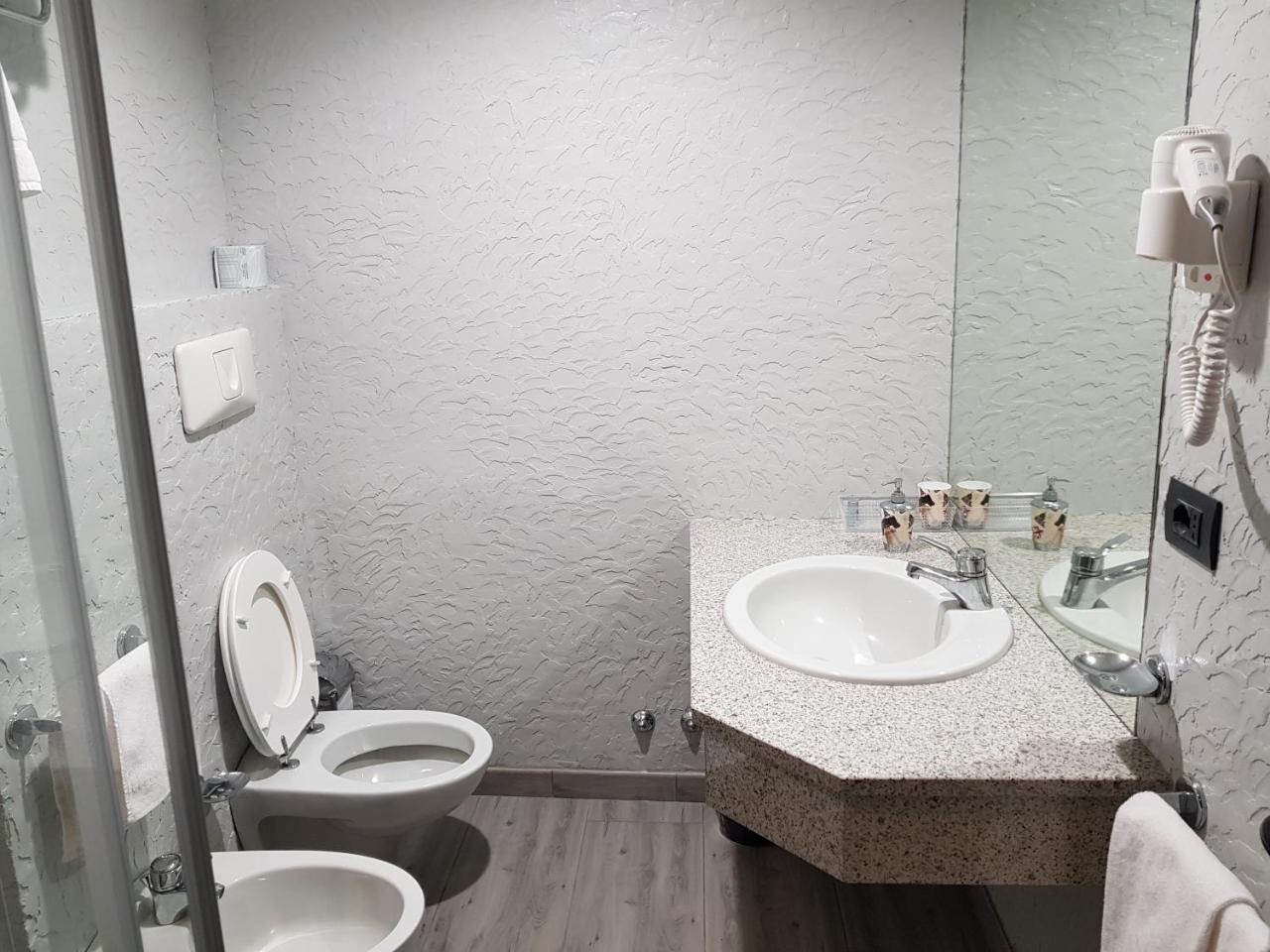 Hotel Gardenia Cermenate Bagian luar foto